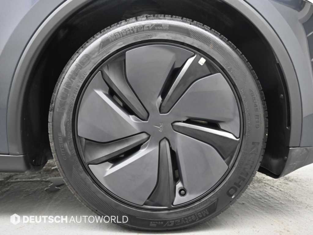 Tesla Model Y — photo 05