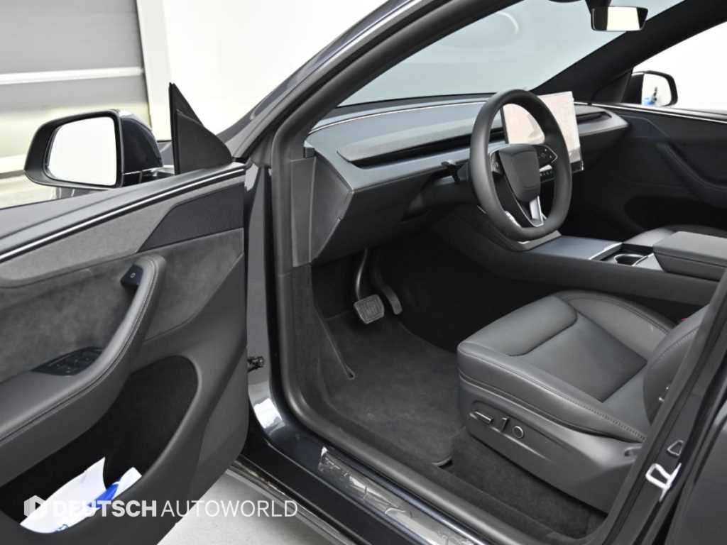 Tesla Model Y — photo 11