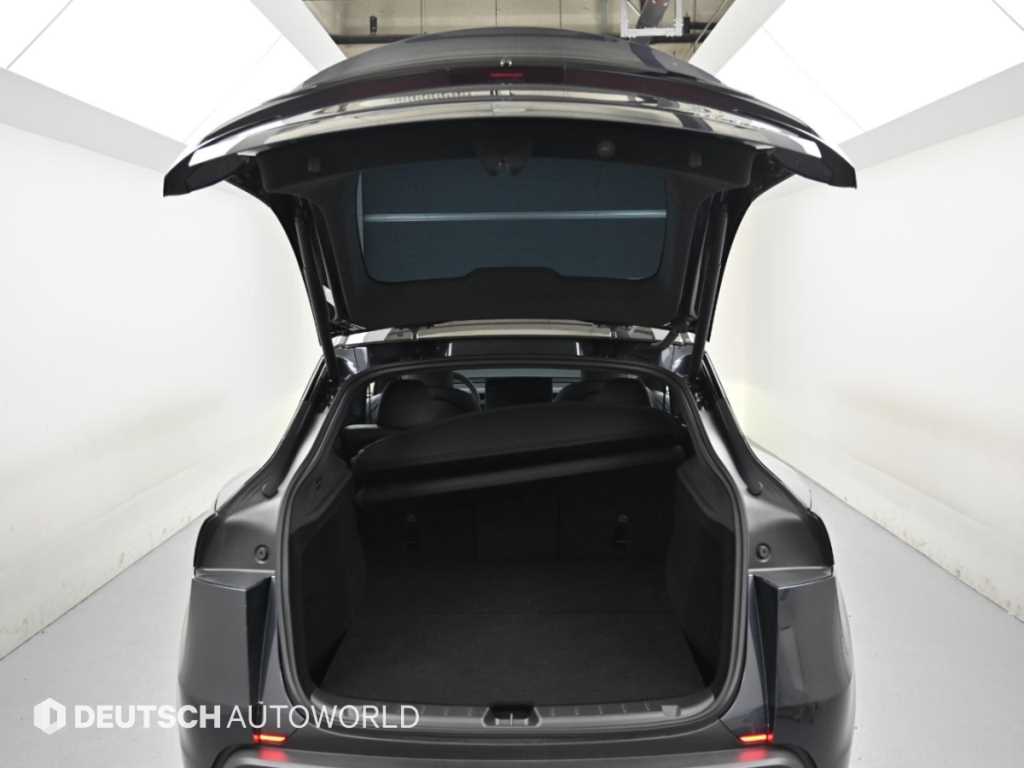 Tesla Model Y — photo 19