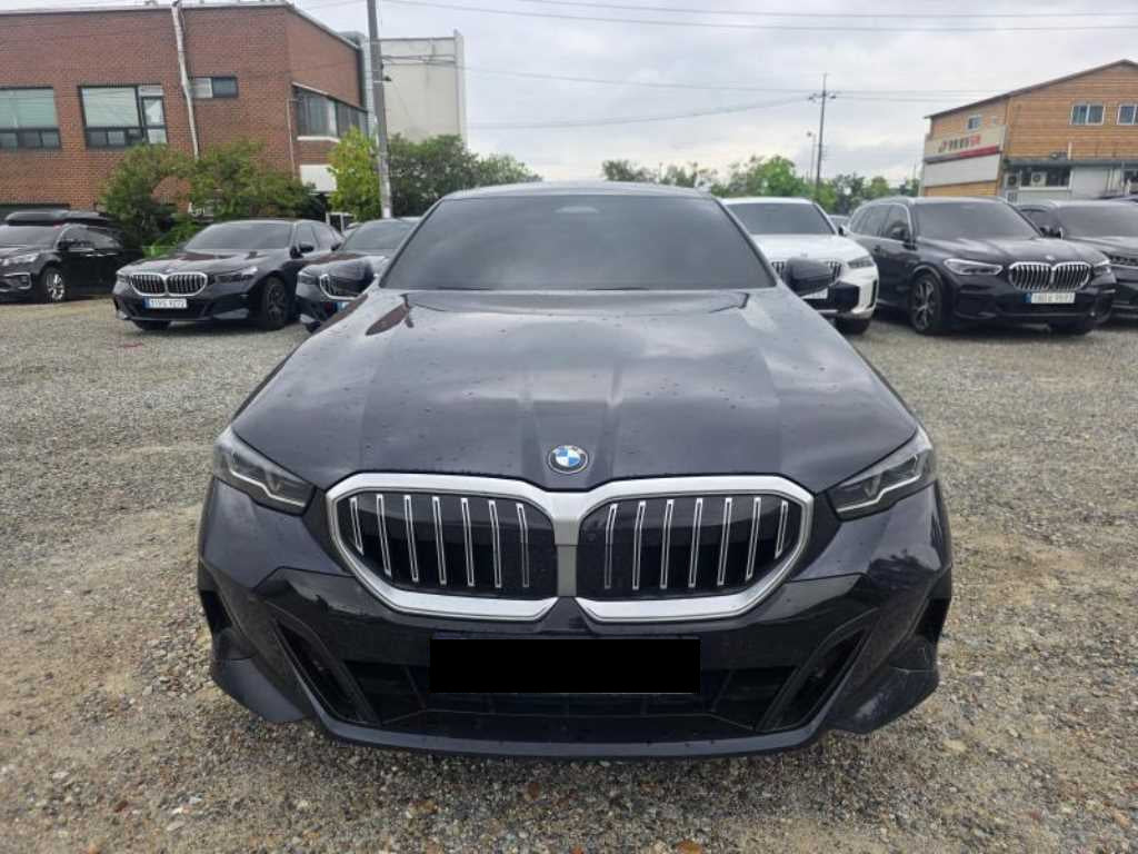BMW 5-Series — photo 01