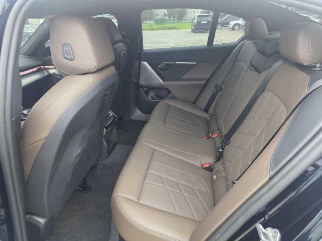 BMW 5-Series — photo 05