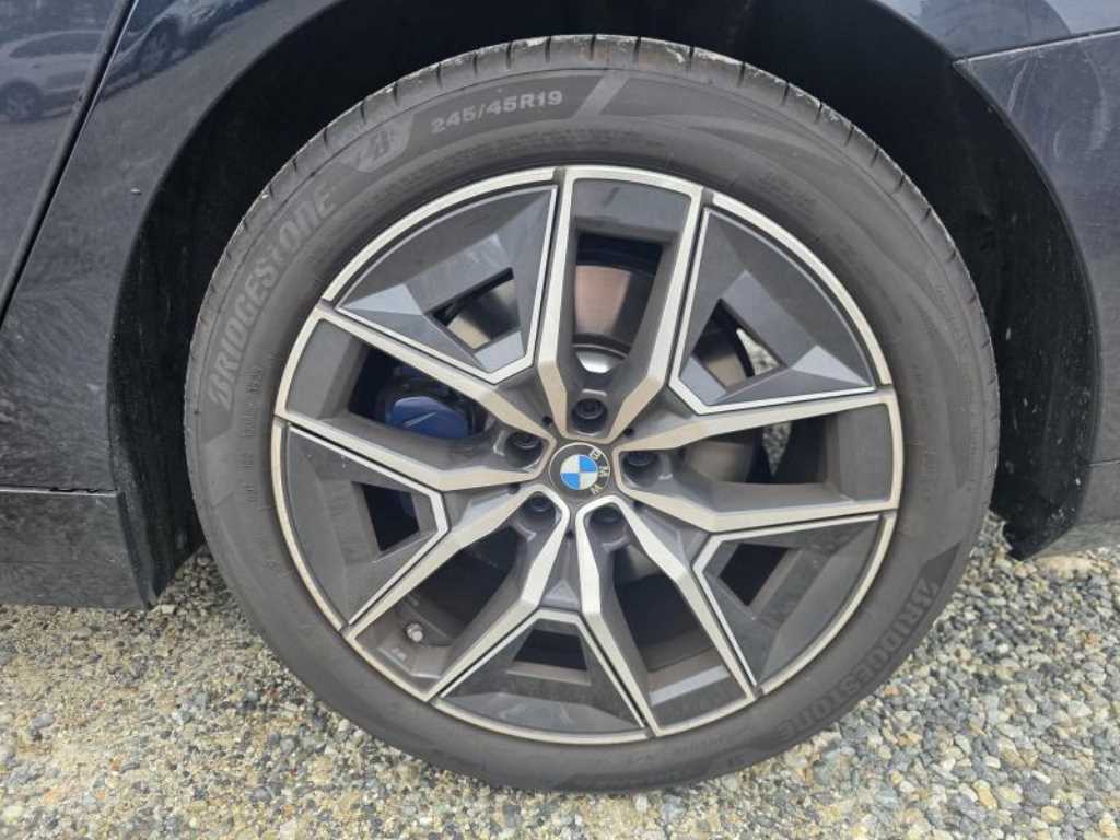 BMW 5-Series — photo 08