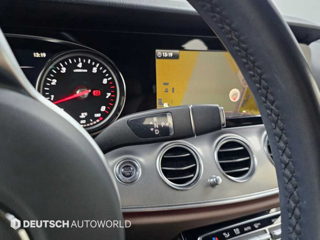 Mercedes-Benz E-Class — photo 09
