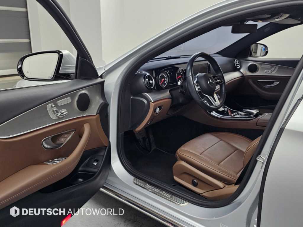 Mercedes-Benz E-Class — photo 11