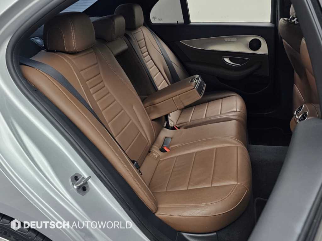 Mercedes-Benz E-Class — photo 12