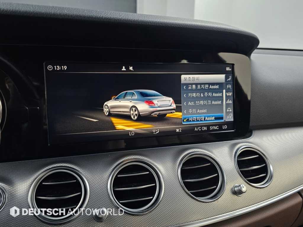 Mercedes-Benz E-Class — photo 17