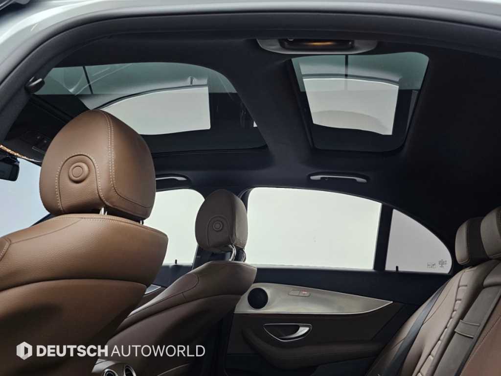 Mercedes-Benz E-Class — photo 18