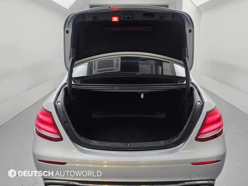 Mercedes-Benz E-Class — photo 19
