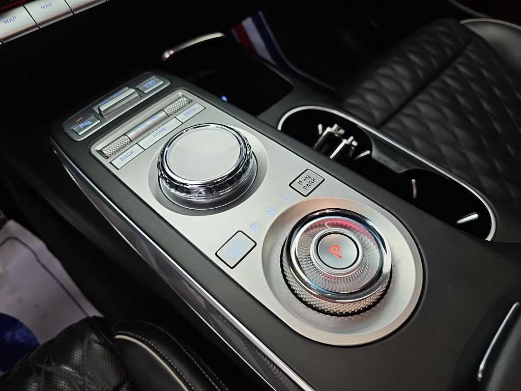 Genesis GV70 — photo 08