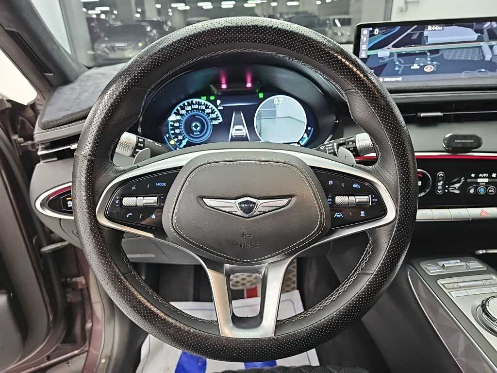 Genesis GV70 — photo 09