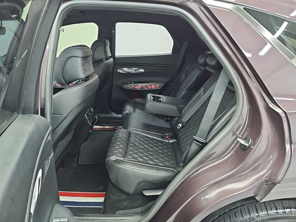 Genesis GV70 — photo 12