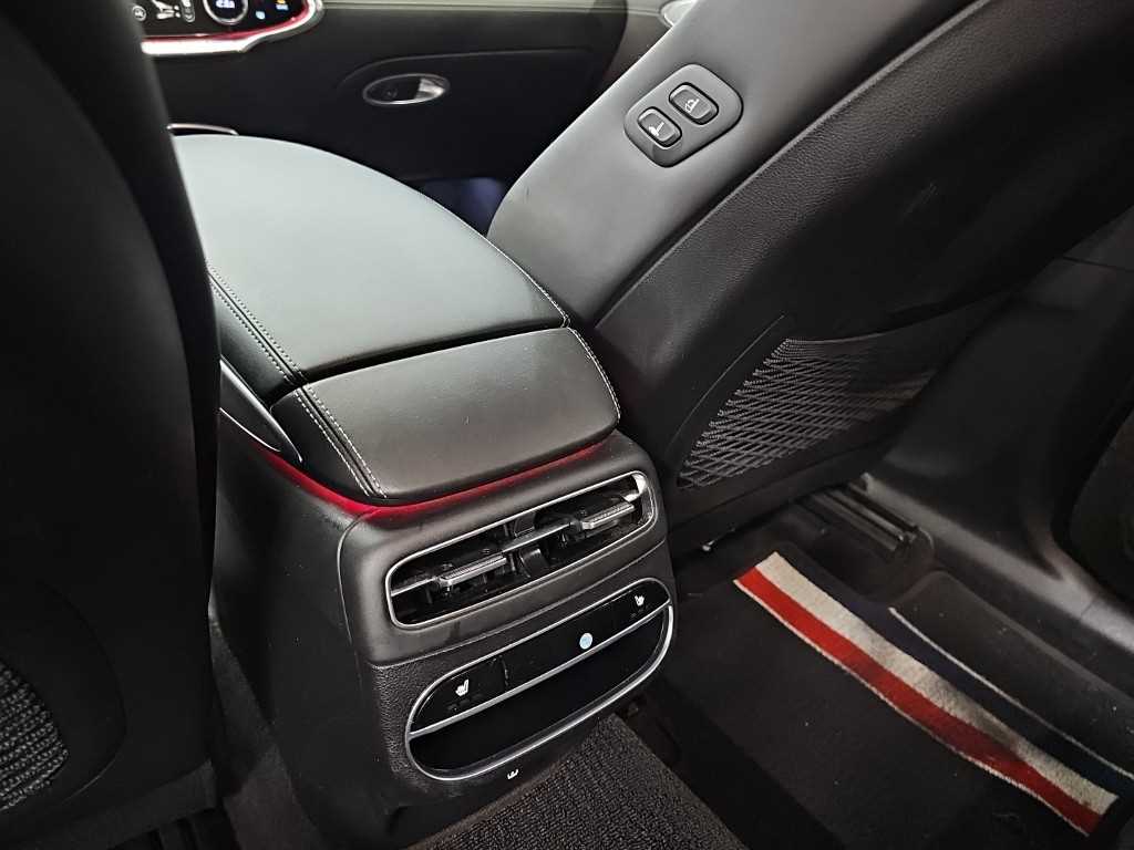 Genesis GV70 — photo 13