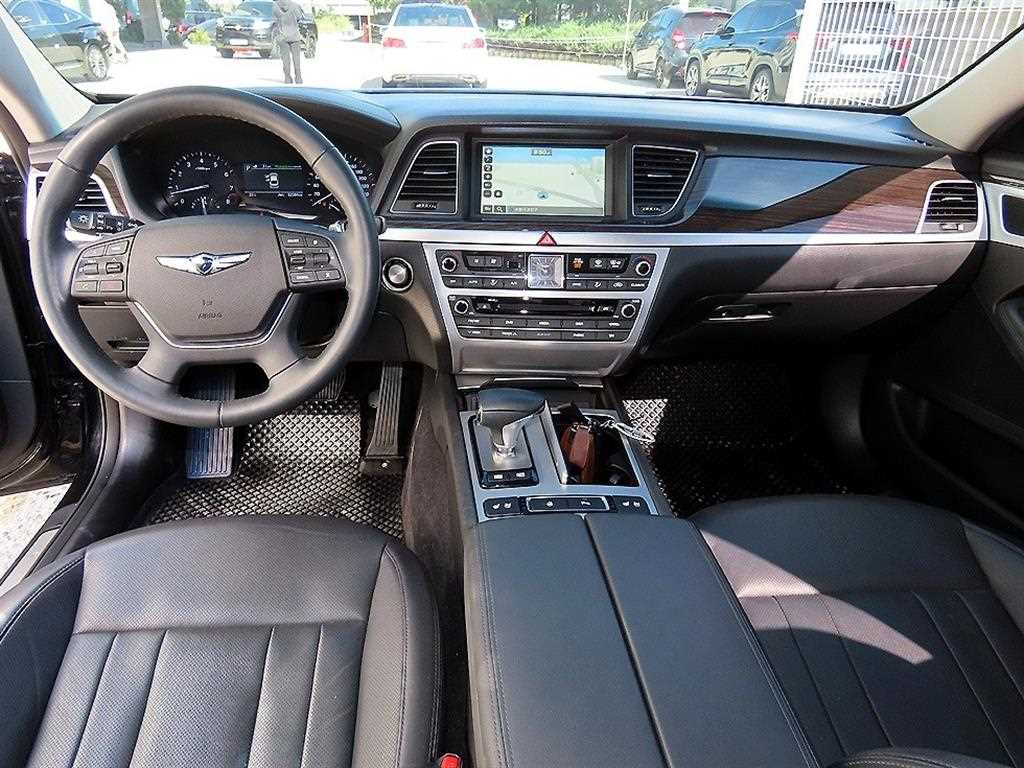 Genesis G80 — photo 07