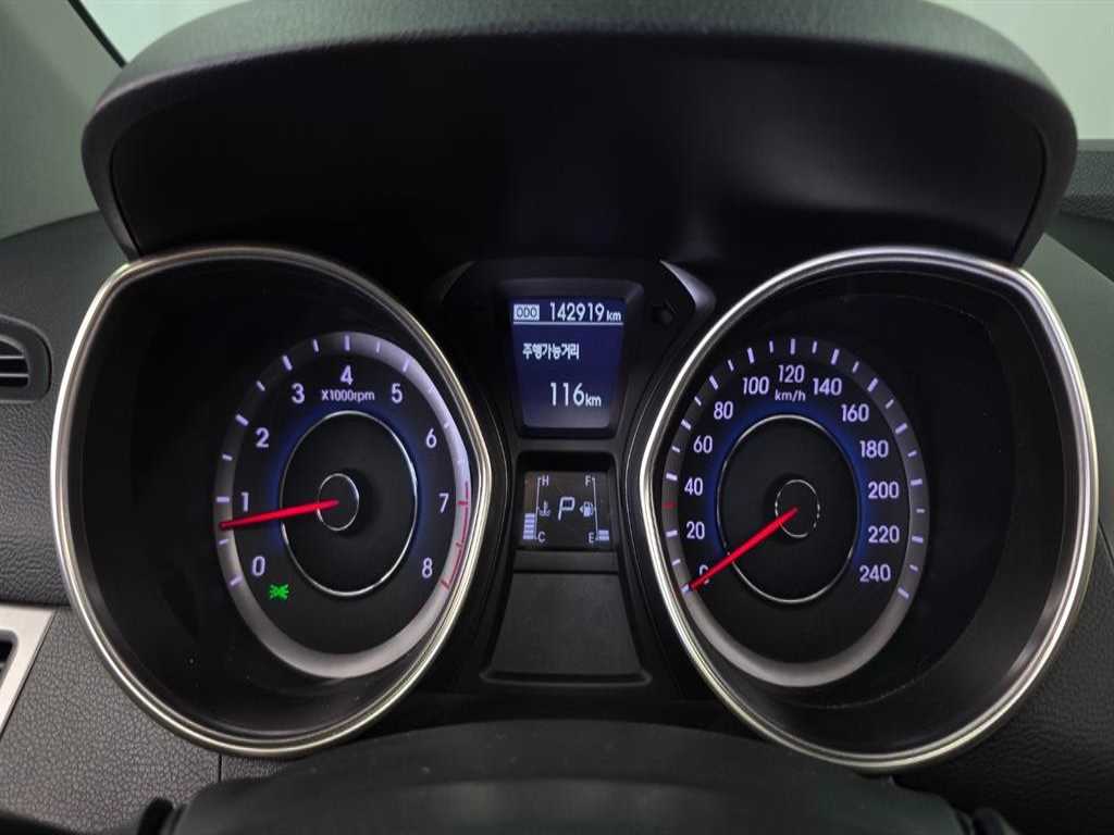 Hyundai Avante — photo 06