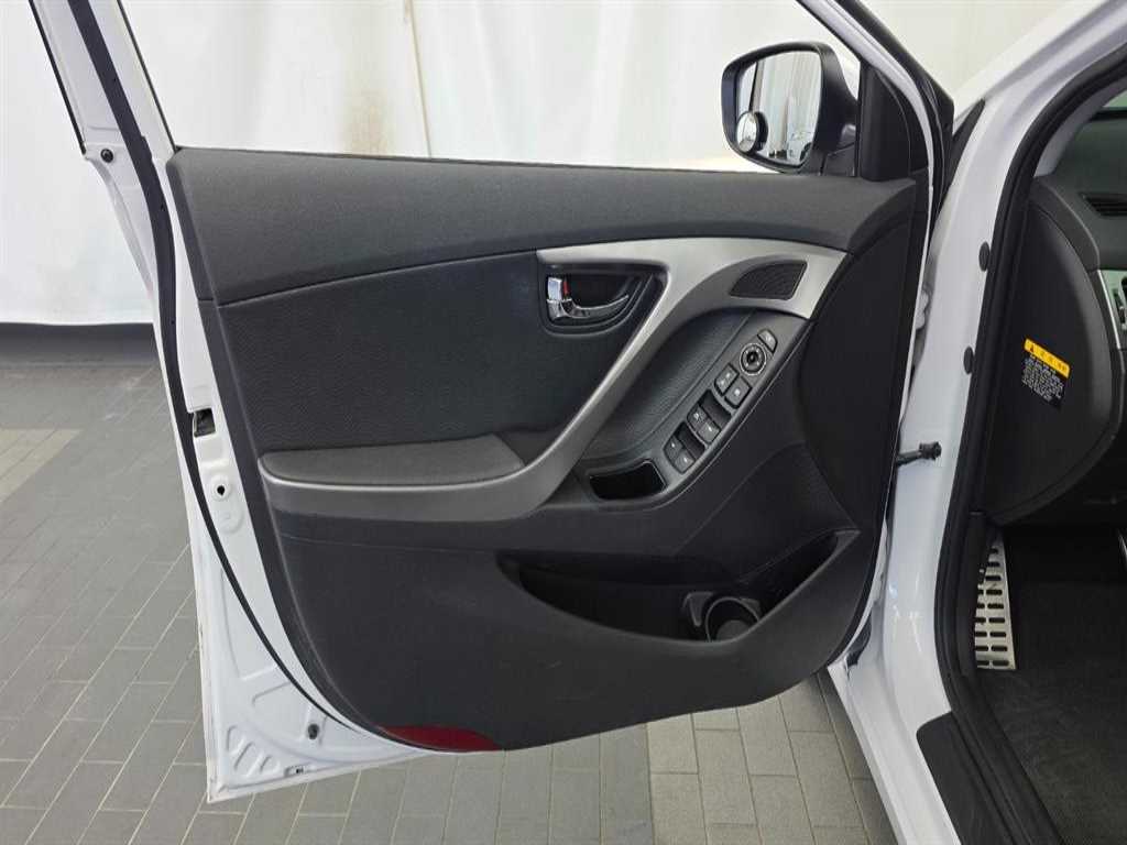 Hyundai Avante — photo 18