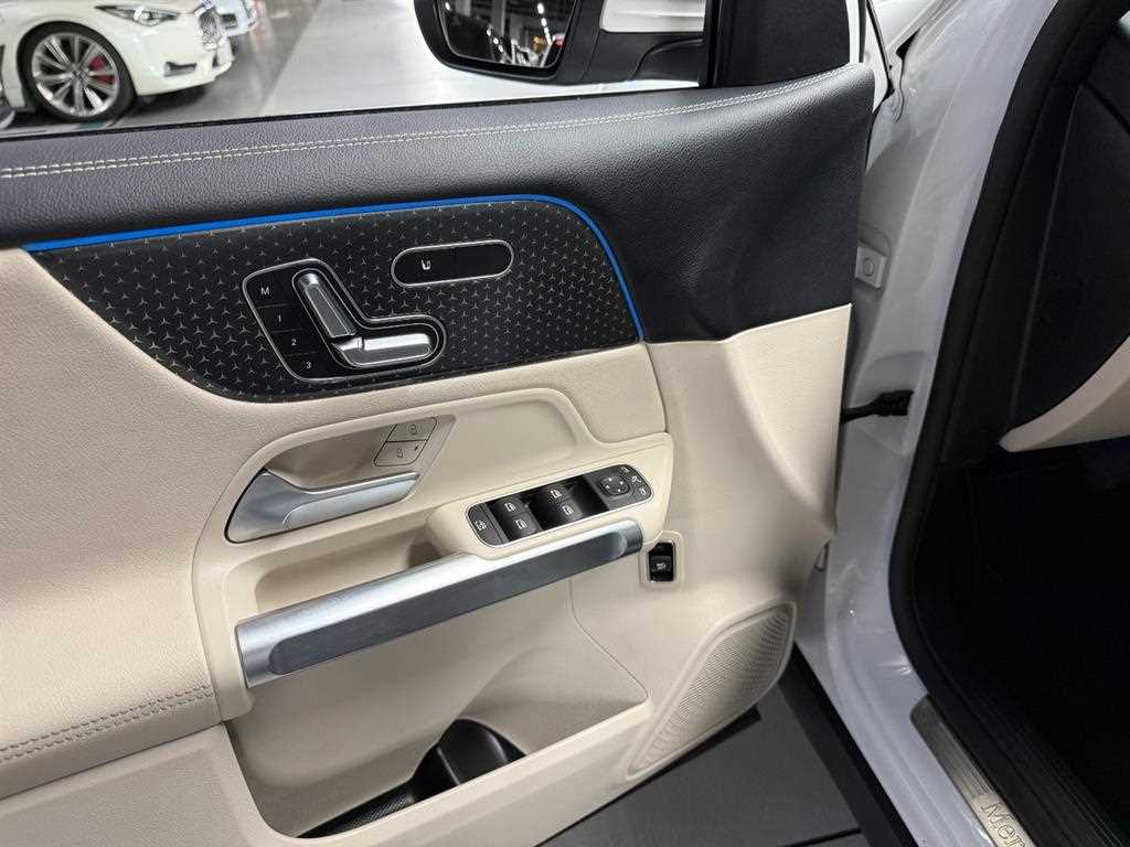 Mercedes-Benz GLB-Class — photo 11
