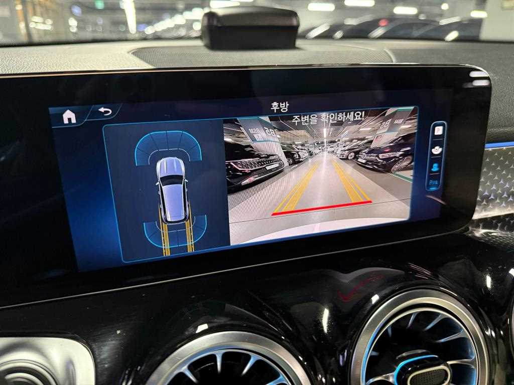 Mercedes-Benz GLB-Class — photo 13