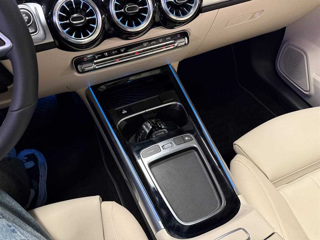 Mercedes-Benz GLB-Class — photo 14
