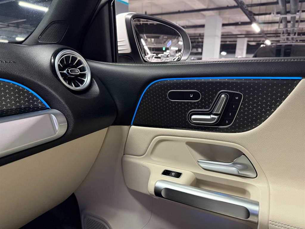 Mercedes-Benz GLB-Class — photo 16