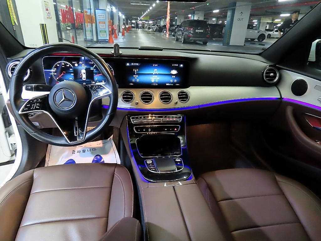 Mercedes-Benz E-Class — photo 09