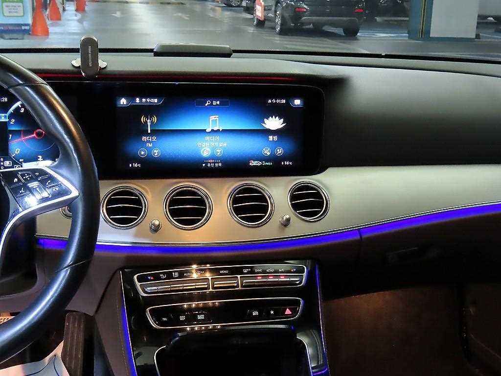 Mercedes-Benz E-Class — photo 11