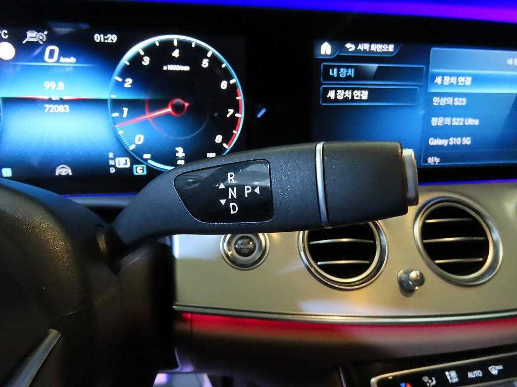 Mercedes-Benz E-Class — photo 12