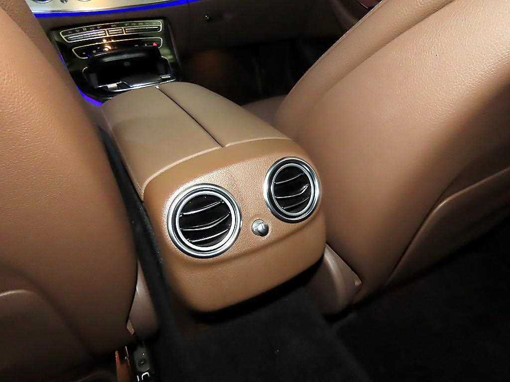 Mercedes-Benz E-Class — photo 16