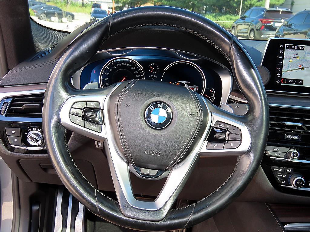 BMW 5-Series — photo 08