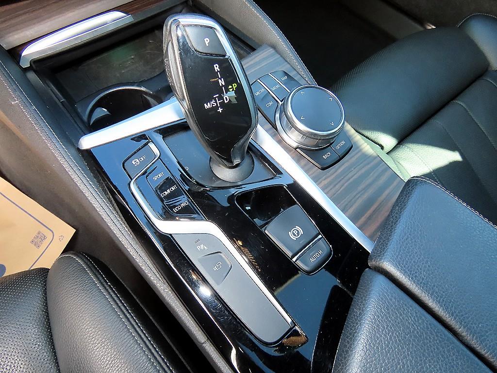 BMW 5-Series — photo 12