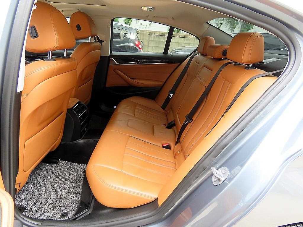 BMW 5-Series — photo 06