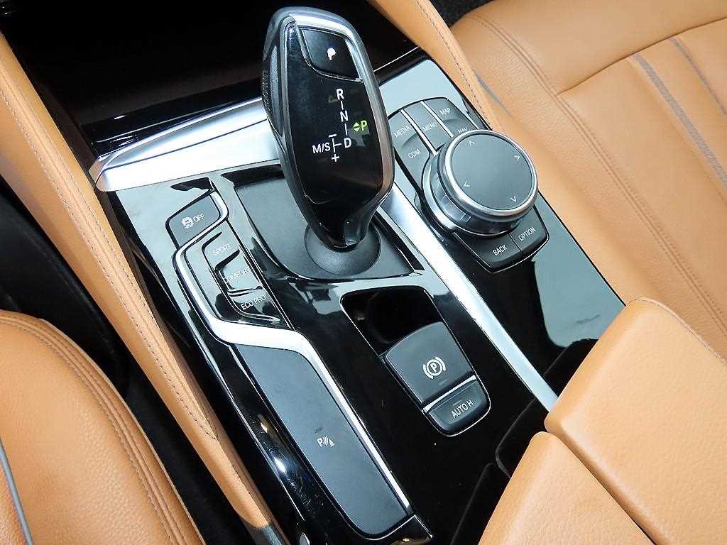 BMW 5-Series — photo 11