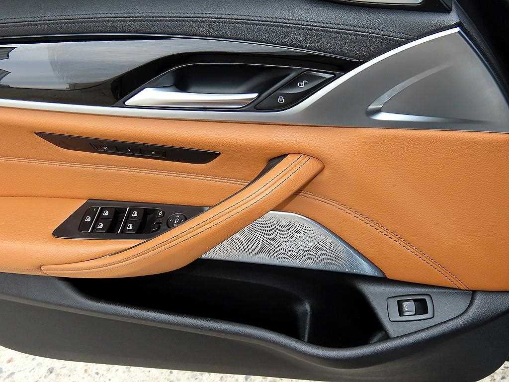 BMW 5-Series — photo 12