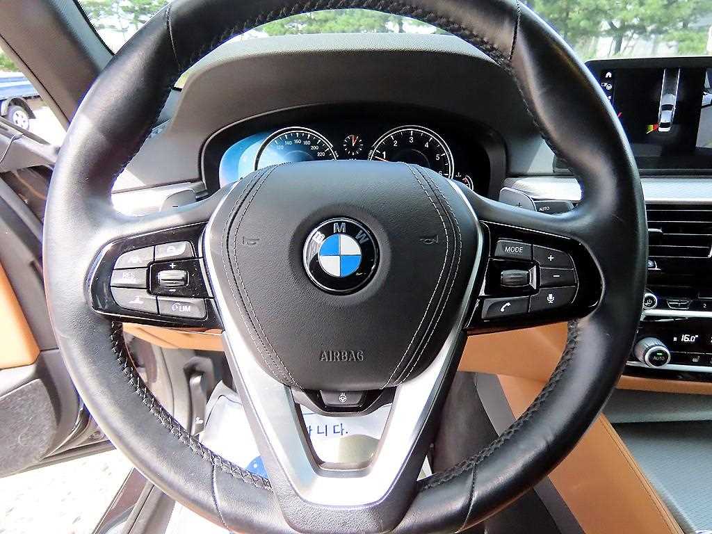 BMW 5-Series — photo 08