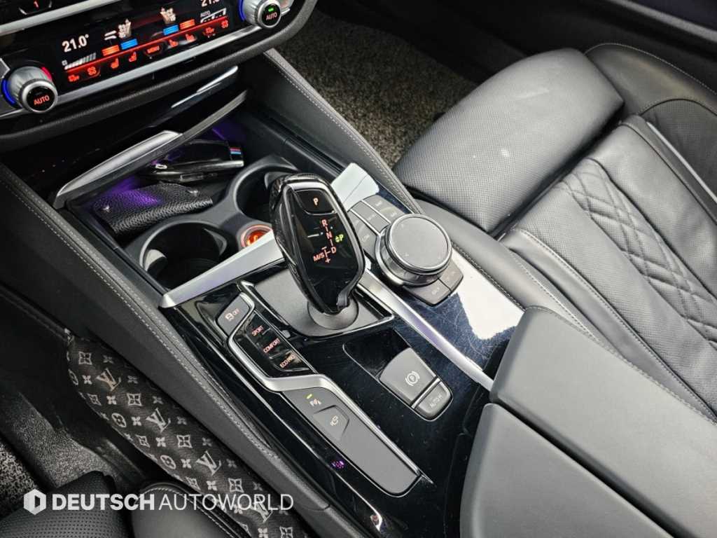 BMW 5-Series — photo 09