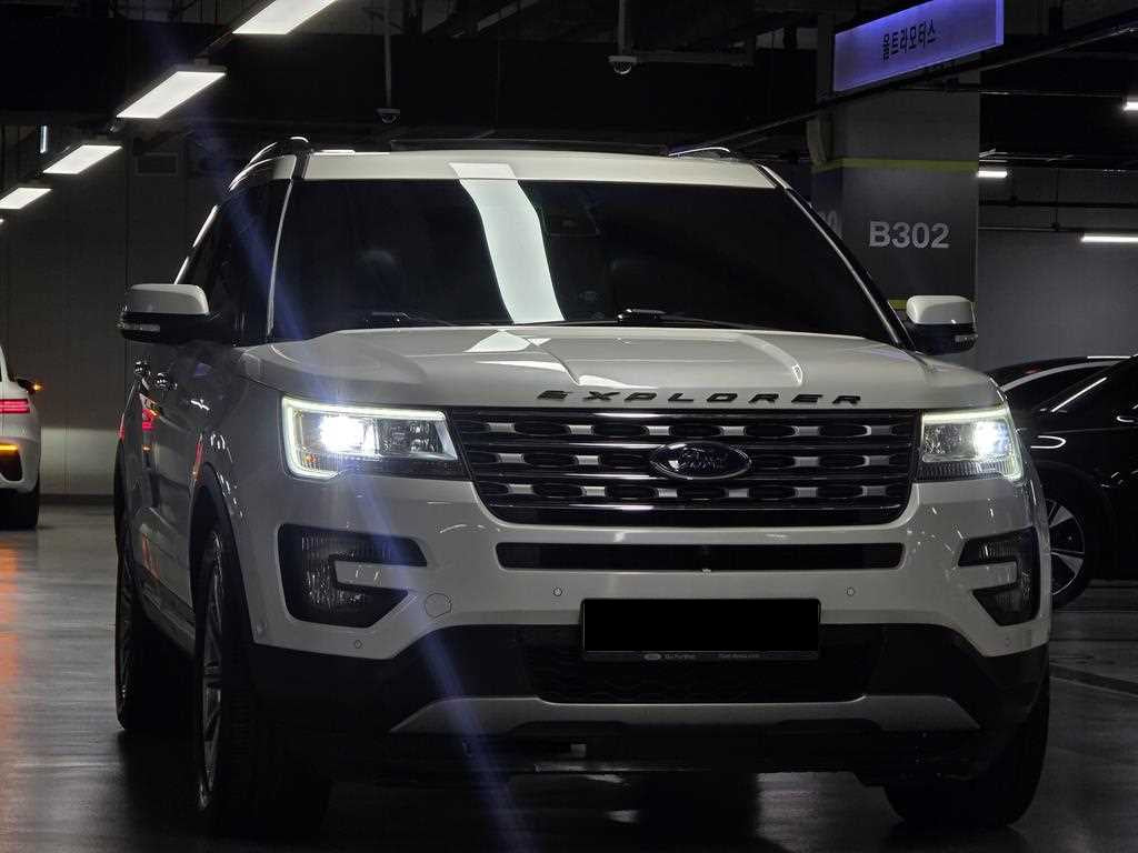 Ford Explorer — photo 03