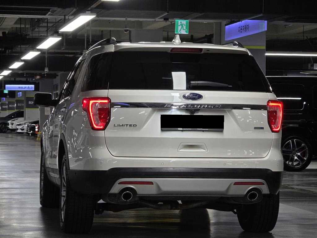Ford Explorer — photo 04