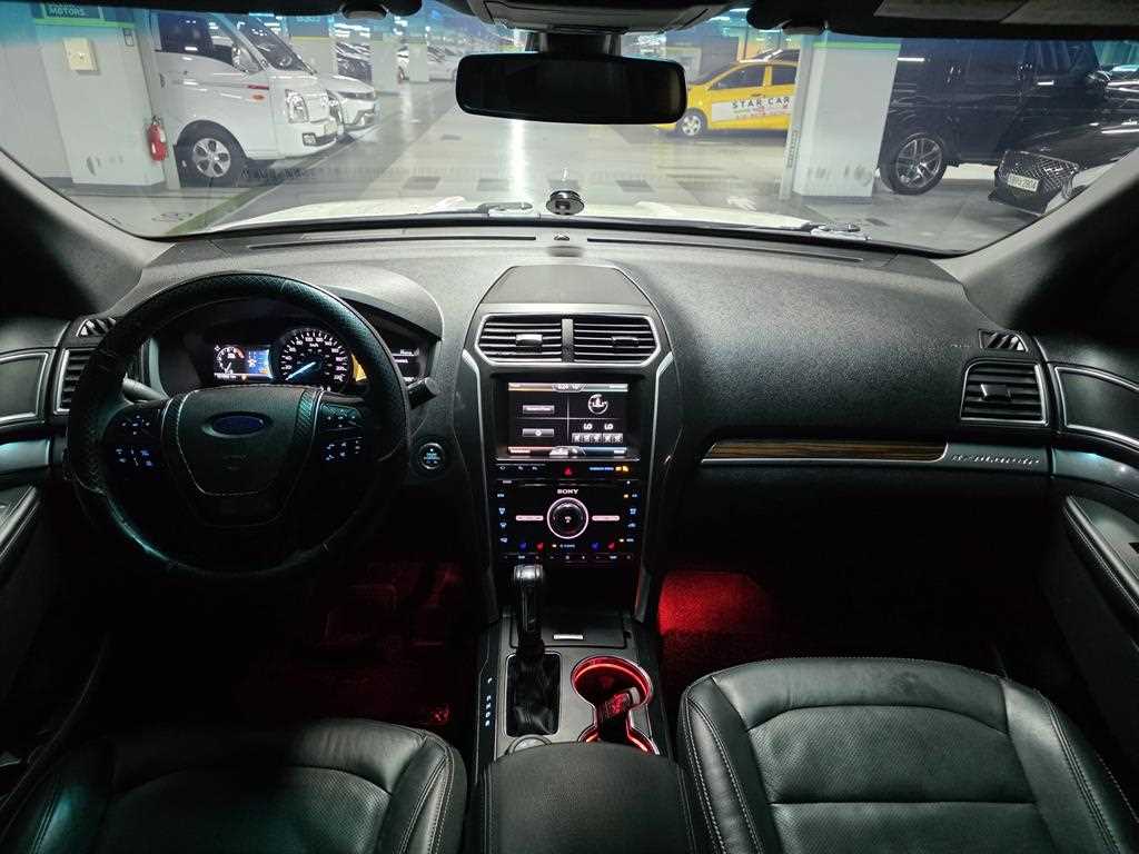 Ford Explorer — photo 05