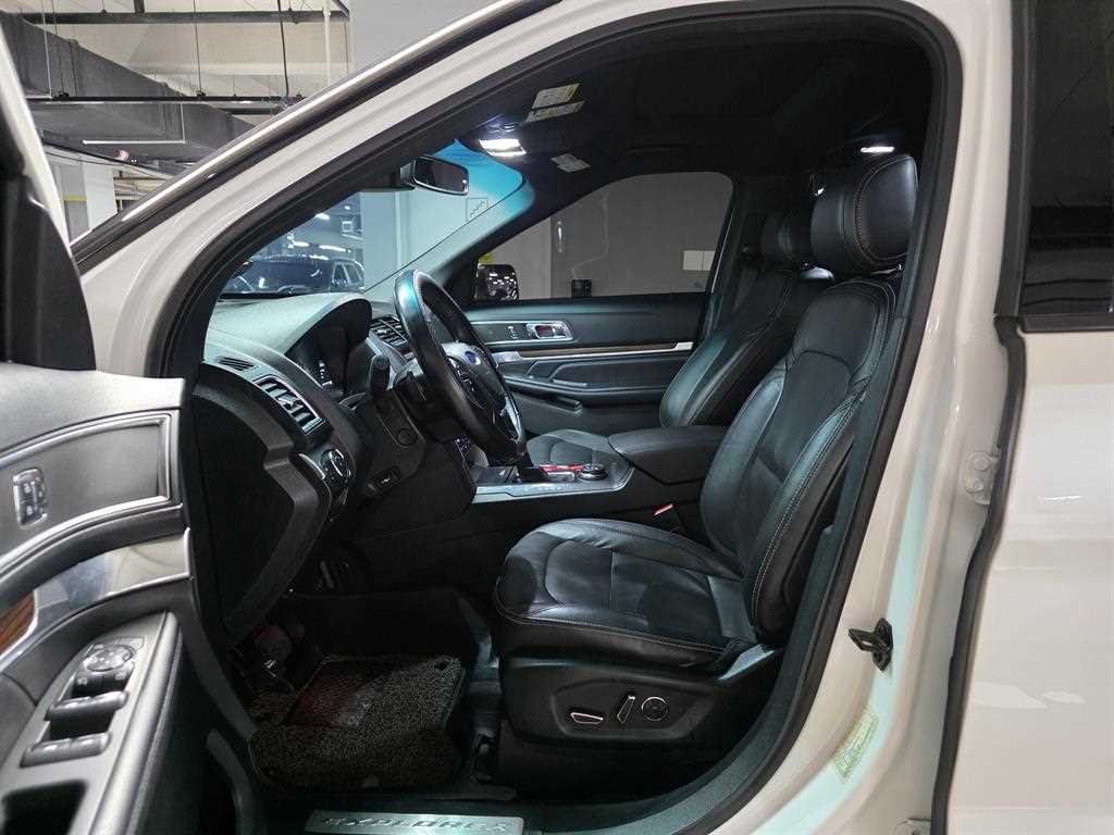 Ford Explorer — photo 07