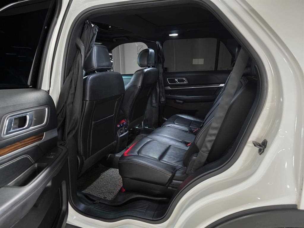 Ford Explorer — photo 08