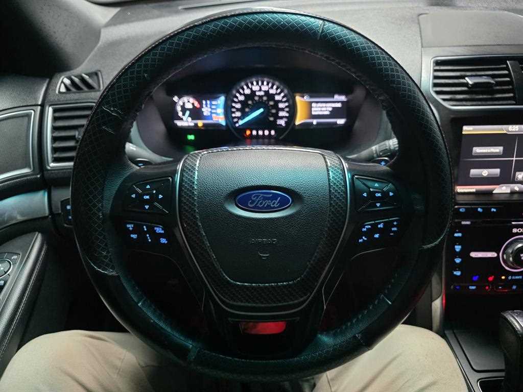 Ford Explorer — photo 09