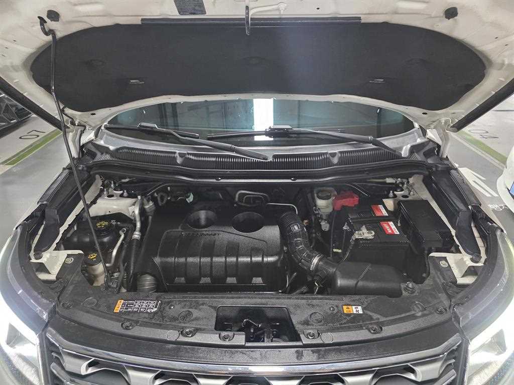 Ford Explorer — photo 17