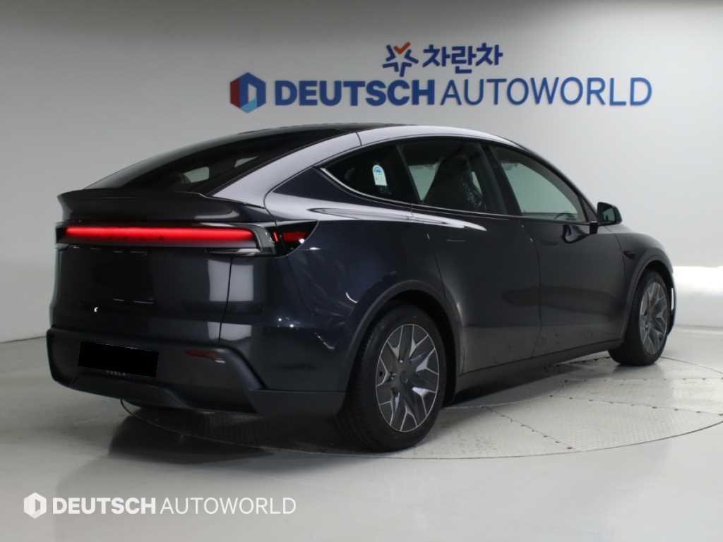 Tesla Model Y — photo 02