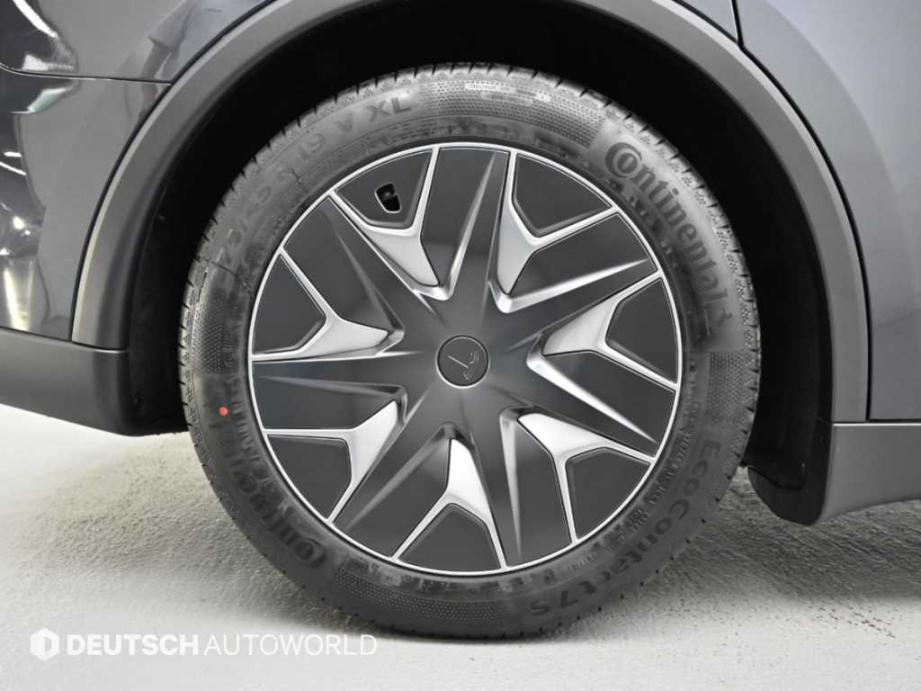 Tesla Model Y — photo 05