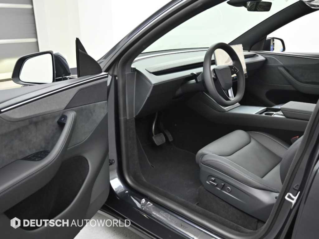 Tesla Model Y — photo 11