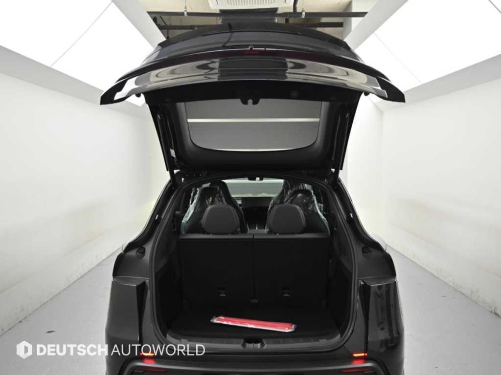 Tesla Model Y — photo 19