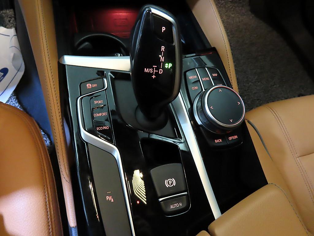 BMW 5-Series — photo 12