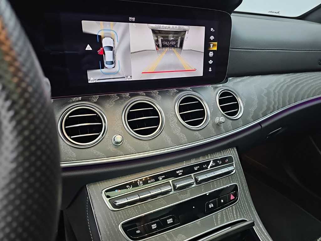 Mercedes-Benz E-Class — photo 10
