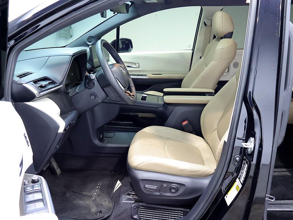 Toyota Sienna — photo 11