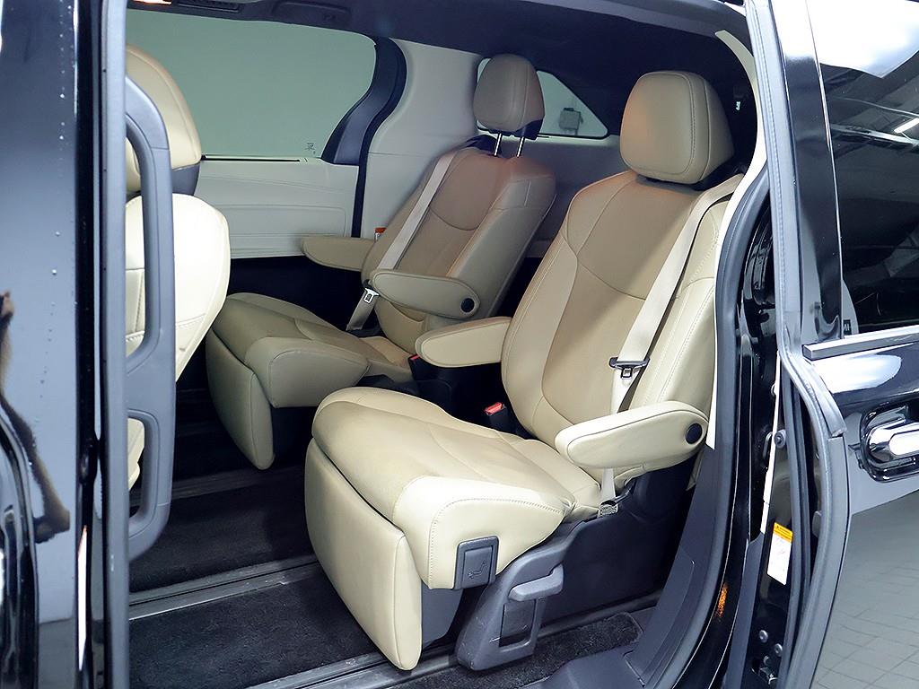 Toyota Sienna — photo 12