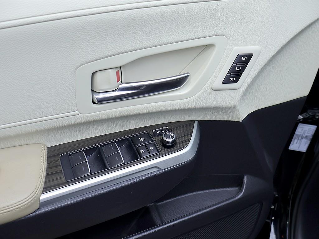 Toyota Sienna — photo 13